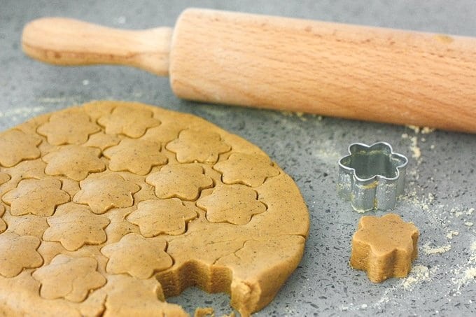 قالب زدن خمیر شیرینی نخودچی